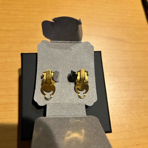 šAuth CHANEL CC Gold Earrings Green stoneš - Picture 3 of 4